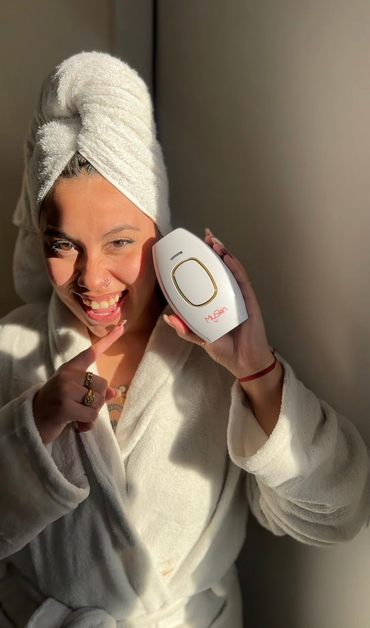 Cliente usando la depiladora en casa